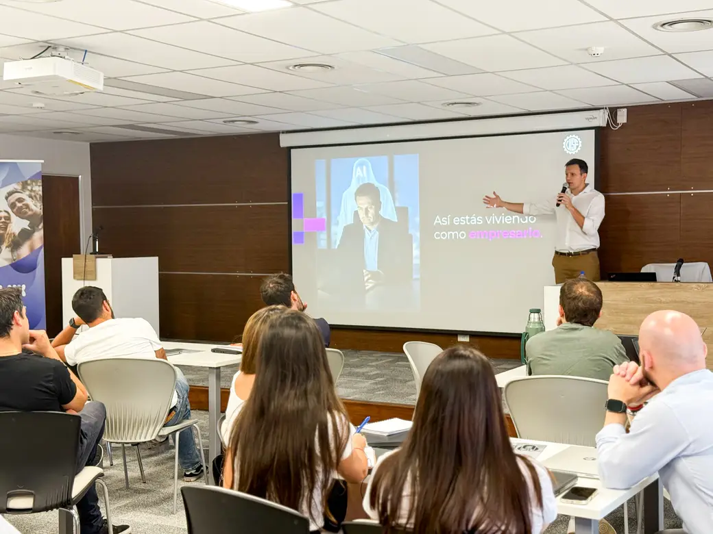 Pablo Brunet trabajando con un equipo durante un encuentro del Método INTEGRA