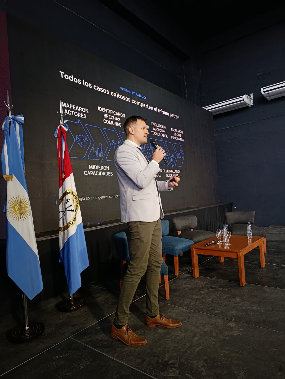 Pablo Brunet con un equipo de trabajo